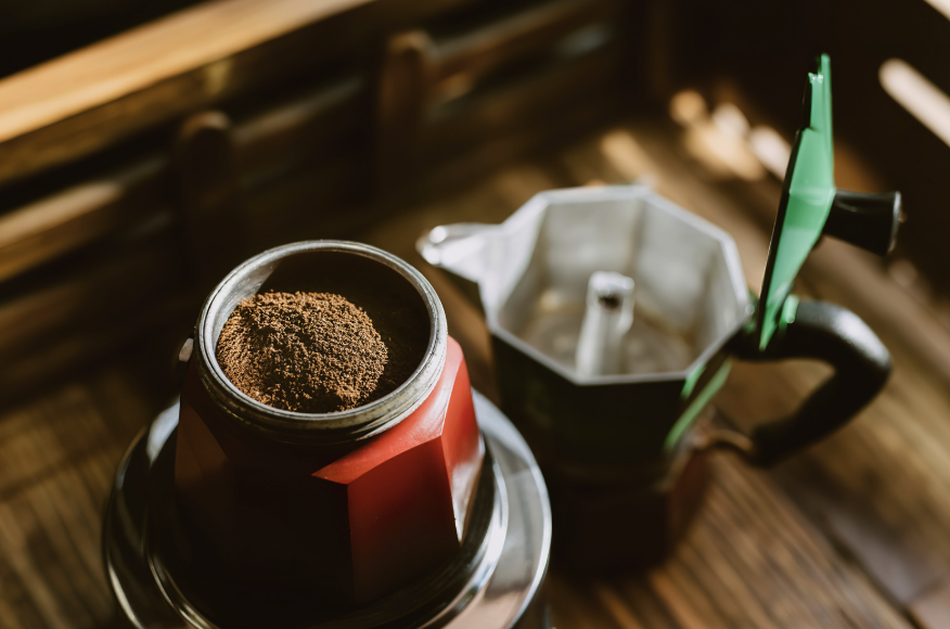 Cafetières moka italiennes sur une table en bois
