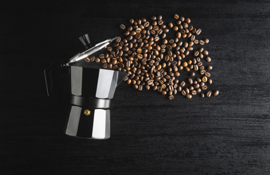 Cafetière moka avec grains de café
